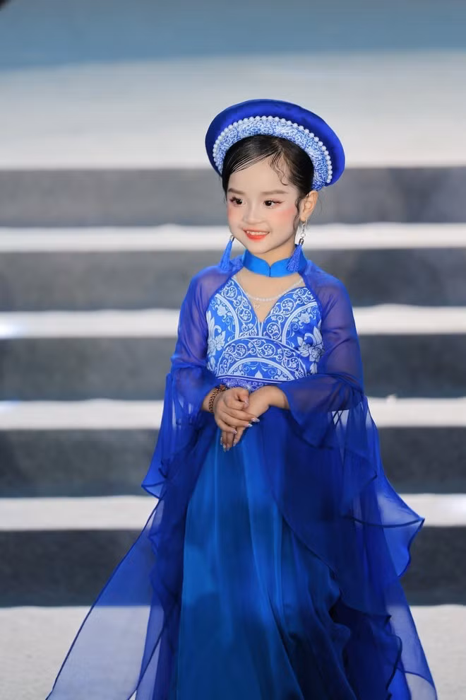 Petit mannequin en ao dài. Photo: VNA