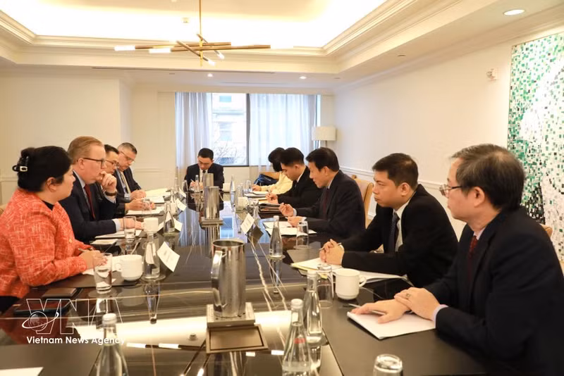 Le ministre vietnamien de la Sécurité publique rencontre un dirigeant d'Amazon à Washington. Photo : VNA.