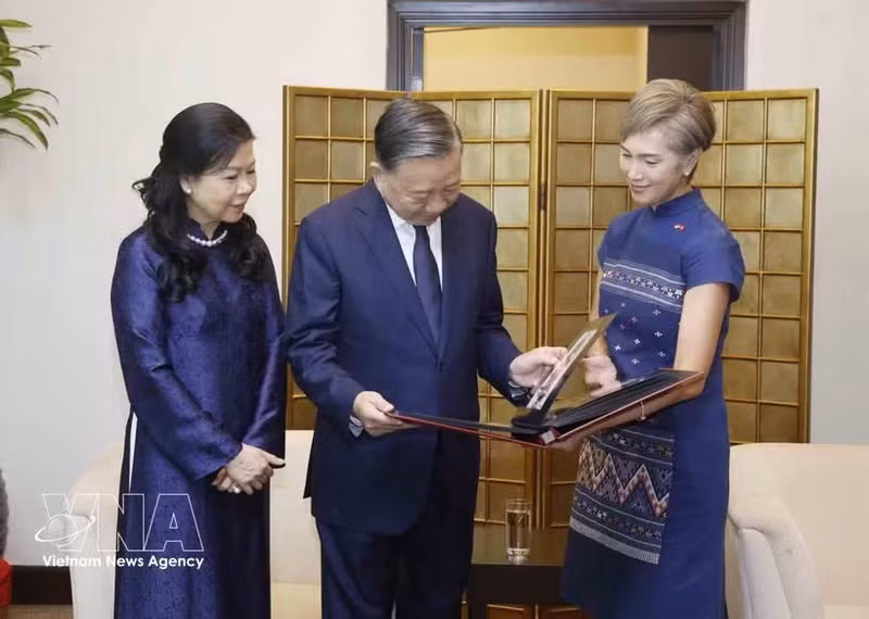 À l’aéroport international de Changi, la ministre singapourienne du Développement numérique et de l’Information, Josephine Teo, remet au secrétaire général du PCV et président vietnamien, To Lam, ainsi qu’à son épouse, un album photo retraçant les temps forts de leur séjour à Singapour. Photo : VNA.