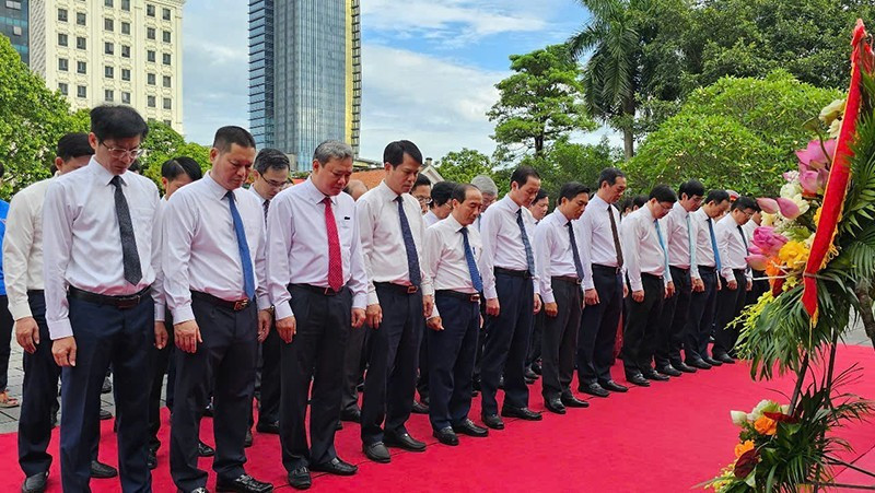 La délégation de la province de Thanh Hoa et les journalistes rendent hommage au grand Président Hô Chi Minh. Photo: NDEL