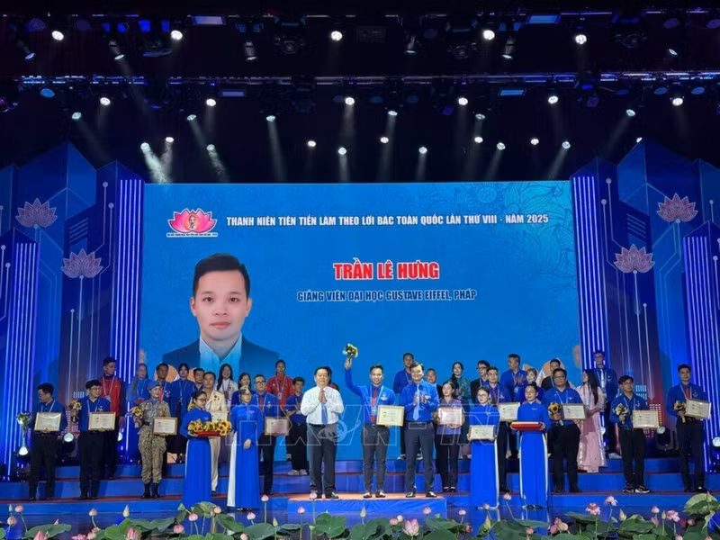 Trân Lê Hung, un des jeunes intellectuels vietnamiens résidant en France, est félicité à la cérémonie nationale honorant les jeunes exemplaires suivant les enseignements de l’Oncle Hô (Président Hô Chi Minh), le 17 mai 2025 à Hô Chi Minh-Ville. Photo : NVCC/CVN