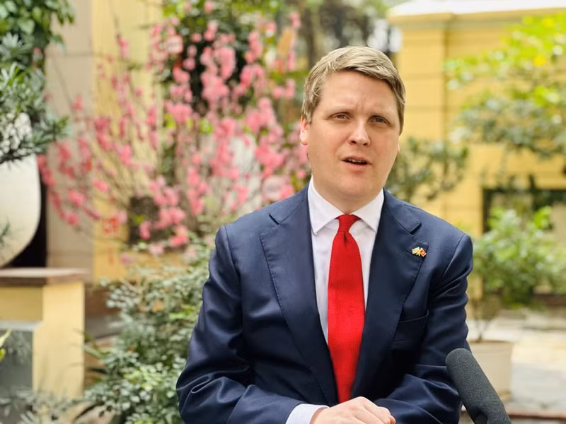 Le ministre norvégien du Développement international Åsmund Aukrust au micro de l’Agence vietnamienne d’information (VNA). Photo : VNA