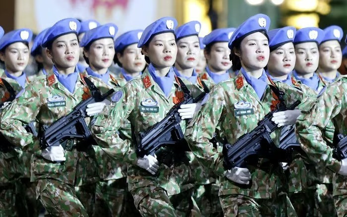 Le bloc féminin des Casques bleus avance vers la tribune.