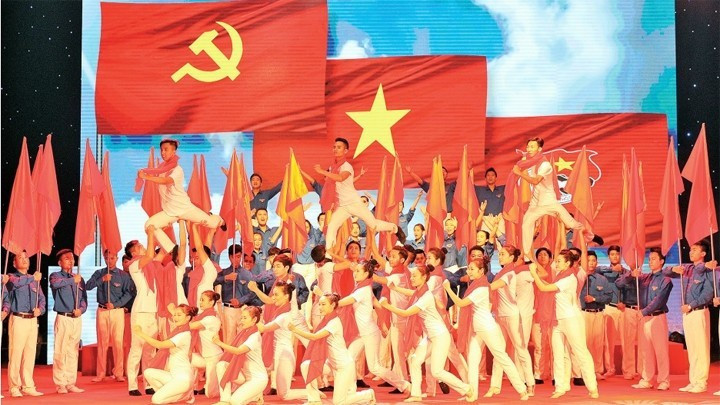 Chants et danses en l’honneur du Parti glorieux. Photo : Duy Linh.