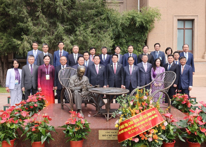 Le président Luong Cuong et le personnel de l'ambassade du Vietnam en Chine. Photo : VNA.