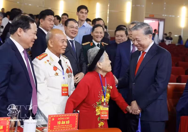 Le secrétaire général du Parti et président de la République, Tô Lâm, avec des délégués lors de la cérémonie, à Hà Tinh, le 21 avril. Photo : VNA