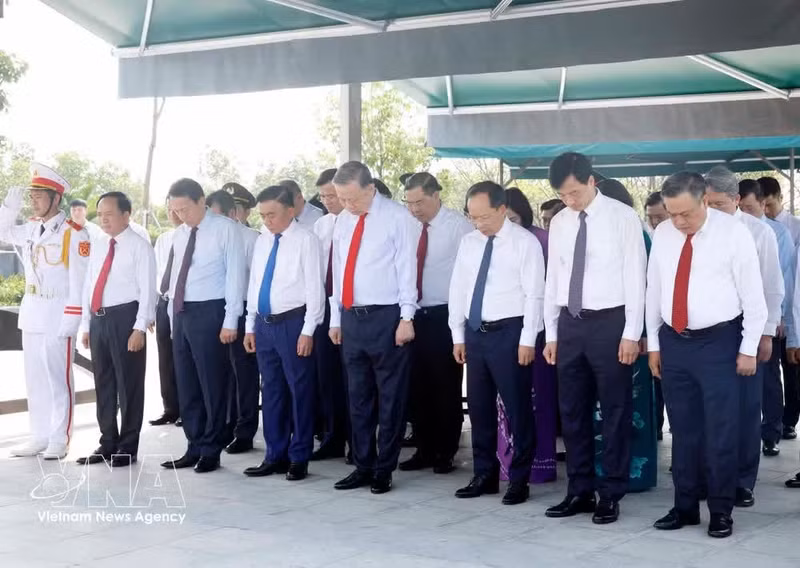 Le secrétaire général du Parti et président de la République, To Lam, à la tête d’une délégation du Parti et de l’État, s’est rendu ce mardi matin 21 avril à la commune de Cam Hung, province de Ha Tinh, pour déposer des fleurs et offrir de l’encens en sa mémoire. Photo : VNA.