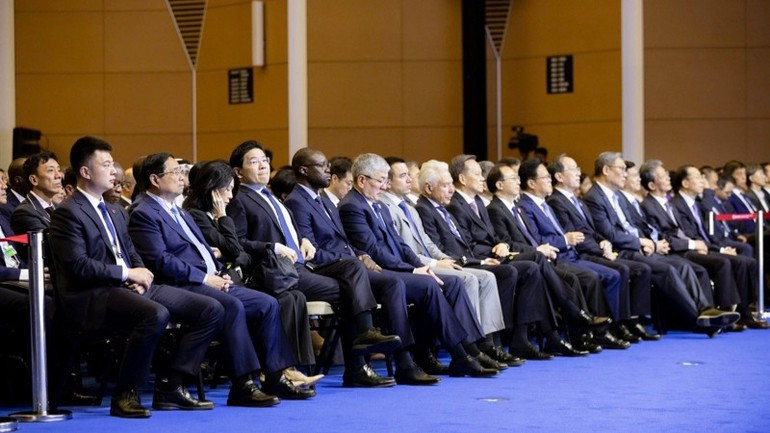 Le Premier ministre Pham Minh Chinh (2e à partir de la gauche, premier rang) lors de la séance plénière d’ouverture de la 16e réunion annuelle des nouveaux champions du Forum économique mondial (FEM). Photo : VGP.