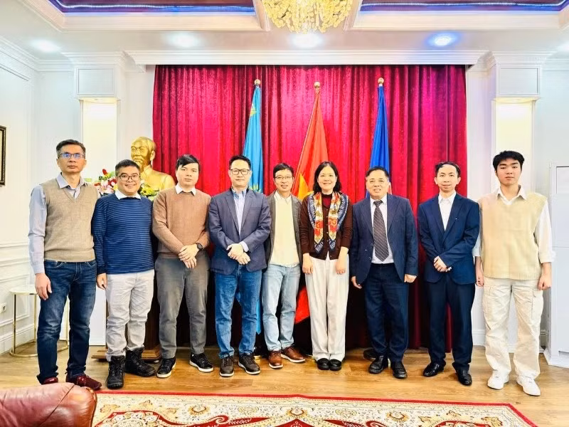 L’ambassadrice du Vietnam au Kazakhstan Pham Thai Nhu Mai, l’Association des intellectuels et entrepreneurs vietnamiens au Kazakhstan. Photo : Ambassade du Vietnam au Kazakhstan.