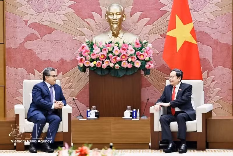Le président de l’Assemblée nationale du Vietnam, Tran Thanh Man, reçoit à Hanoï l’ambassadeur de Palestine, Saadi Salama, venu lui faire ses adieux à l’occasion de la fin de sa mission au Vietnam. Photo : VNA