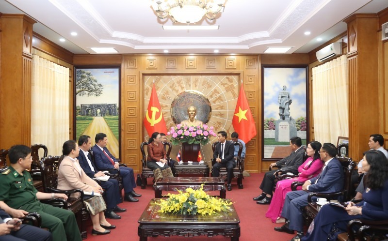 Le secrétaire du Comité provincial du Parti de Thanh Hoa, Nguyen Doan Anh, reçoit Mme Khamphao Ernthavanh, ambassadrice extraordinaire et plénipotentiaire de la République démocratique populaire du Laos au Vietnam, et sa délégation. Photo : KT.