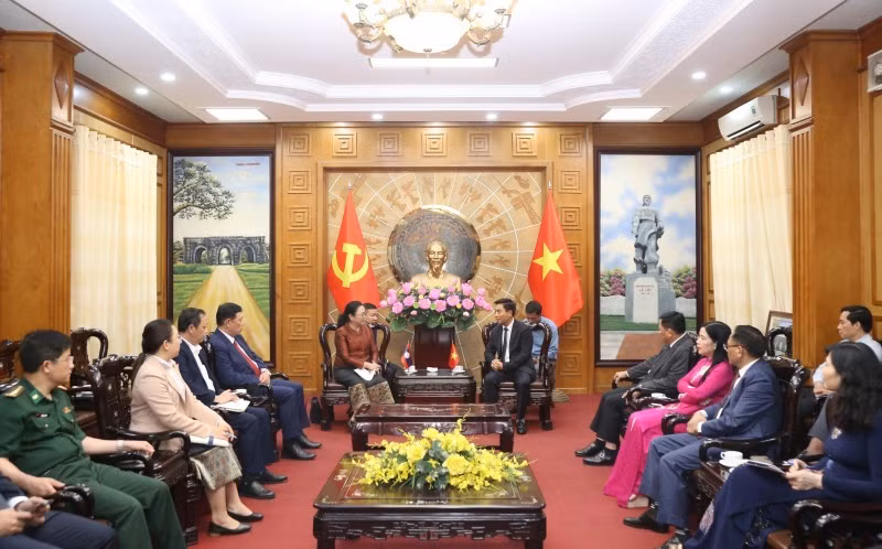 Le secrétaire du Comité provincial du Parti de Thanh Hoa, Nguyen Doan Anh, reçoit Mme Khamphao Ernthavanh, ambassadrice extraordinaire et plénipotentiaire de la République démocratique populaire du Laos au Vietnam, et sa délégation. Photo : KT.