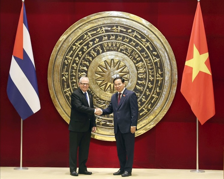 Le vice-président permanent du Bureau de l’Assemblée nationale, Le Quang Manh (à droite), avec Homero Acosta Alvarez, secrétaire général de l’Assemblée nationale du Pouvoir populaire et du Conseil d’État de Cuba. Photo : daibieunhandan.vn