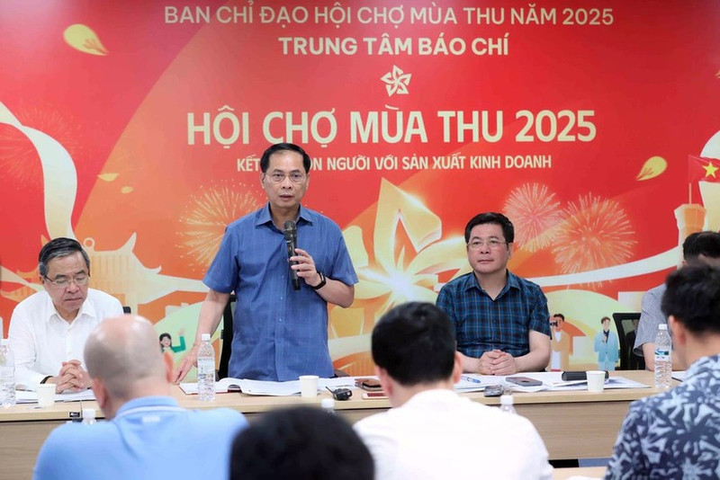 Le vice-Premier ministre Bui Thanh Son, chef du comité de pilotage de la Foire d’automne 2025, lors de la réunion de travail. Photo : VNA.