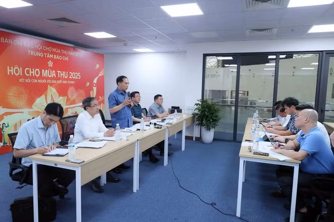 Le vice-Premier ministre Bui Thanh Son, chef du comité de pilotage de la Foire d’automne 2025, lors de la réunion de travail. Photo : VNA.