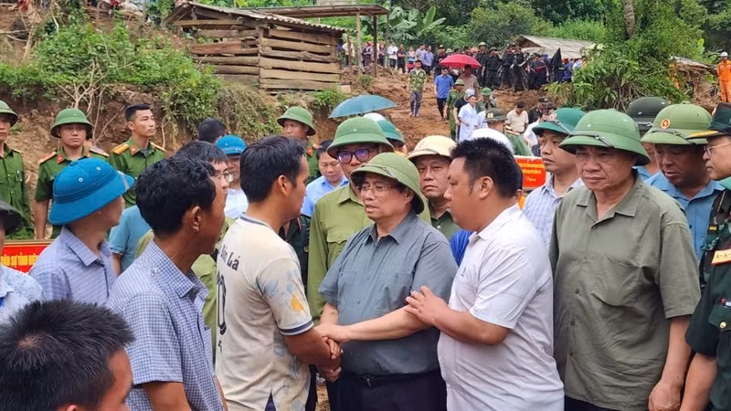 Le Premier ministre Pham Minh Chinh et des sinistrés. Photo: VGP