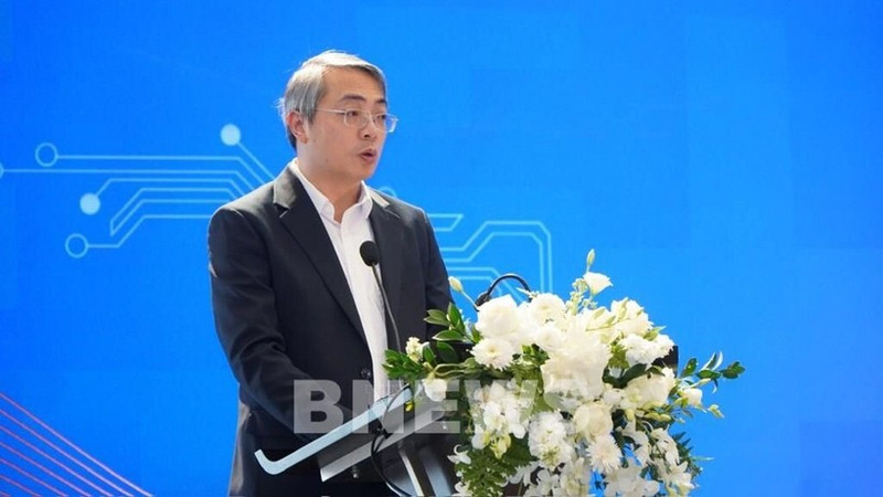 Hoàng Ninh, directeur adjoint du Département du commerce électronique et de l’économie numérique du ministère de l’Industrie et du Commerce, s’exprime lors du Forum du commerce électronique 2026. Photo : VNA