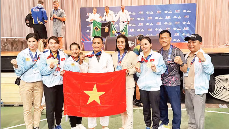 Les responsables de la délégation sportive de la Police populaire félicitent l’athlète Le Kien pour ses deux médailles d’or dans la catégorie masculine des 62 kg en jujitsu, remportées aux Jeux mondiaux de la police et des pompiers 2025. Photo : MPS.