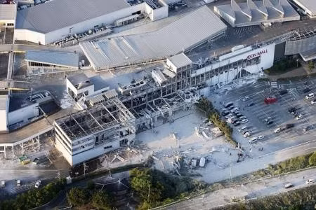 Dégâts causés par le séisme à l'AEON Mall de la préfecture de Kumamoto, au Japon, le 28 juillet 2026. Photo : Kyodo/VNA.