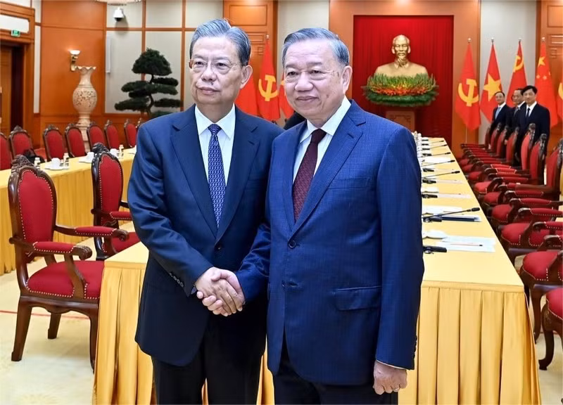 Le secrétaire général du Parti communiste du Vietnam, To Lam (droite) rencontre à Hanoï, Zhao Leji, membre du Comité permanent du Bureau politique et président du Comité permanent de l’Assemblée nationale populaire de Chine. Photo : VNA