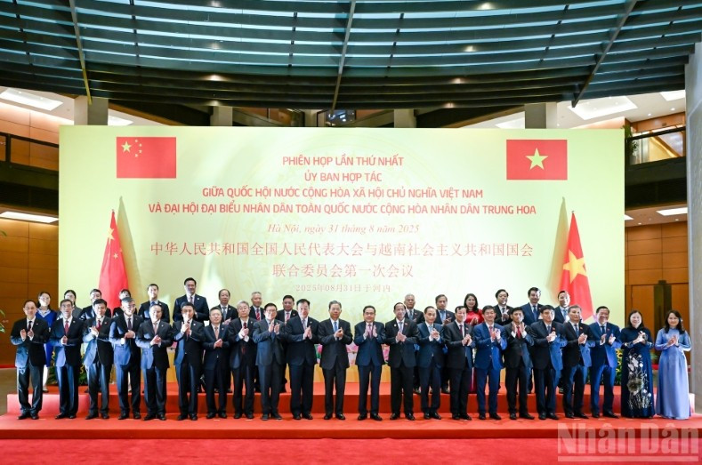 Le président de l'AN Tran Thanh Man et le président du Comité permanent de l'APN de Chine, Zhao Leji ainsi que des délégués des deux pays ont assisté à la séance.