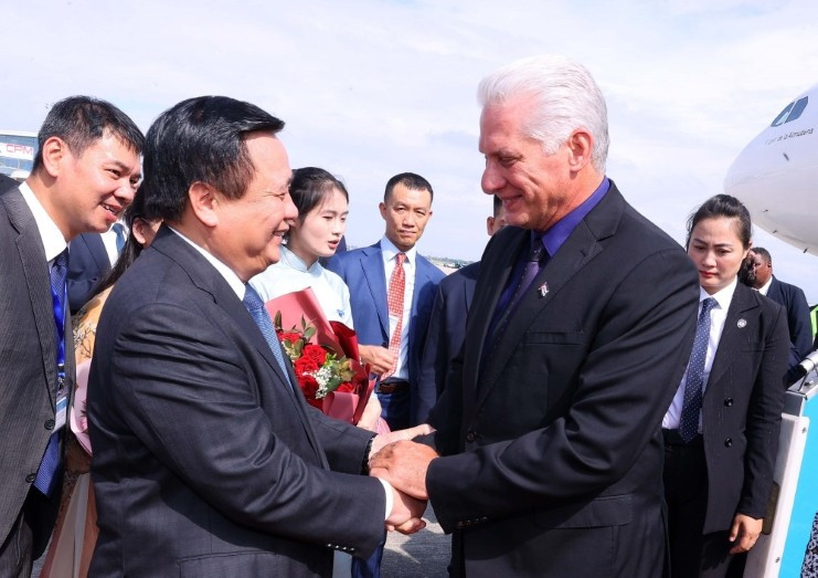 Le dirigeant cubain arrive à Hanoï, entamant sa visite d'État au Vietnam. Photo : VNA.