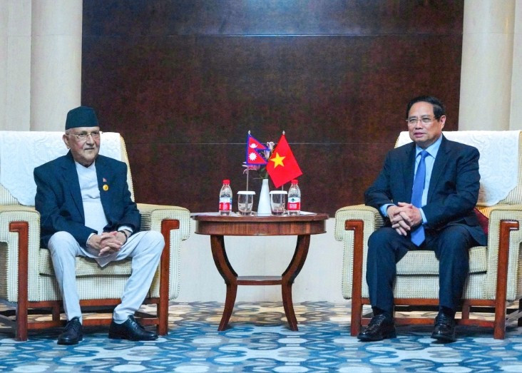 Le Premier ministre vietnamien Pham Minh Chinh (droite) et son homologue népalais, Khadga Prasad Sharma Oli. Photo: VGP.