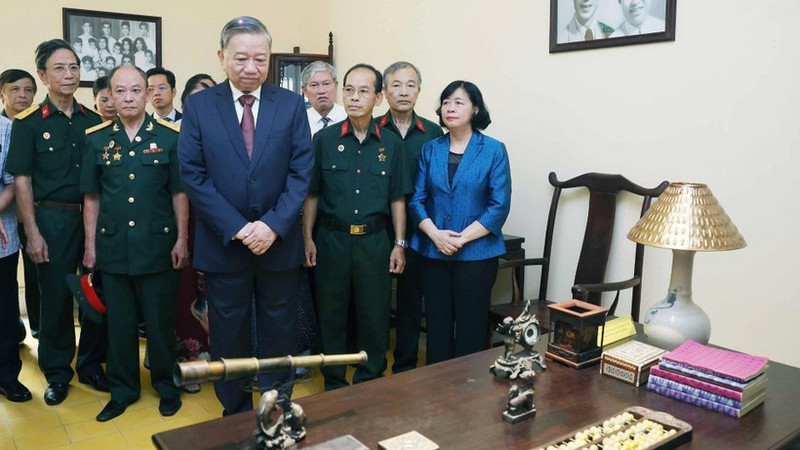 Le secrétaire général To Lam visite le site historique du 48 Hàng Ngang. Photo: VNA