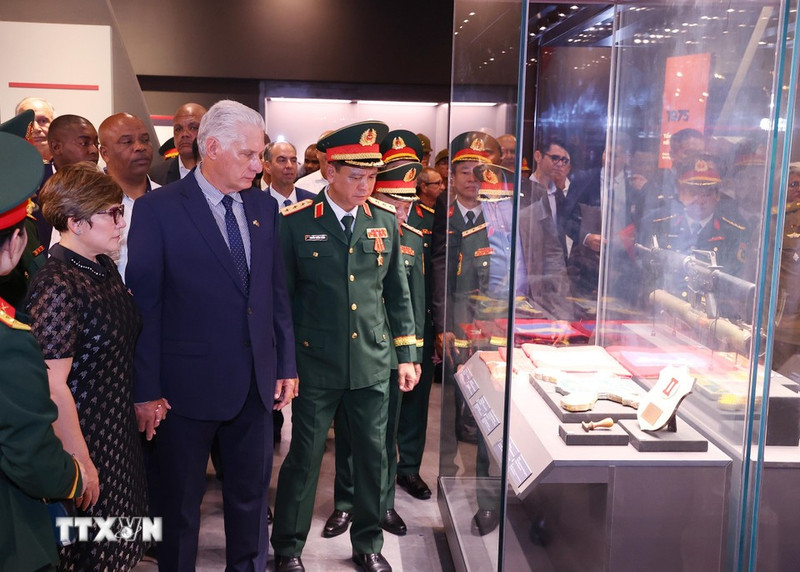 Le Premier secrétaire du Comité central du Parti communiste cubain et président de Cuba, Miguel Díaz-Canel Bermúdez, et son épouse Lis Cuesta Peraza ont visité le Musée d'histoire militaire du Vietnam. Photo : VNA.