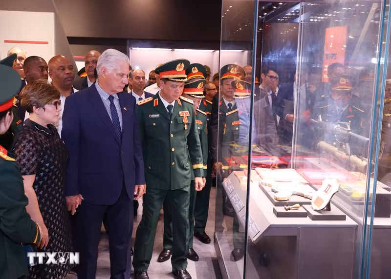 Le Premier secrétaire du Comité central du Parti communiste cubain et président de Cuba, Miguel Díaz-Canel Bermúdez, et son épouse Lis Cuesta Peraza ont visité le Musée d'histoire militaire du Vietnam. Photo : VNA.