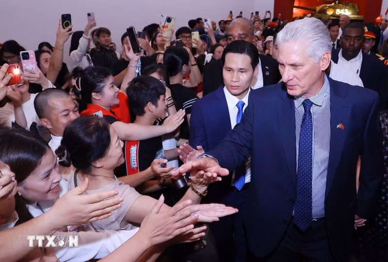 bi-thu-thu-nhat-chu-tich-nuoc-cuba-miguel-diaz-canel-tham-bao-tang-lich-su-quan-su-viet-nam-8247356-1.jpg
