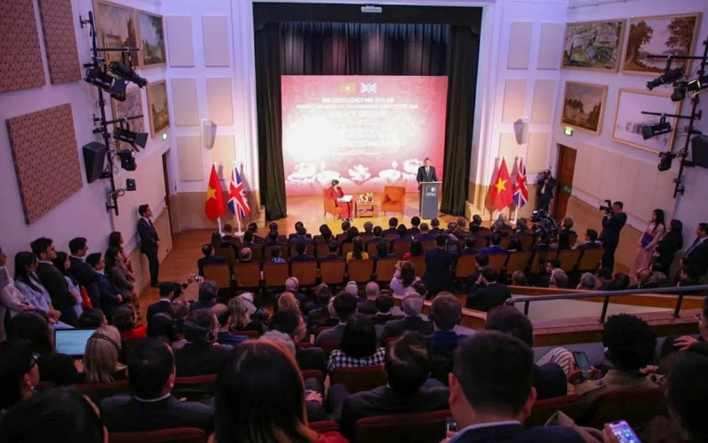 Lors d’un discours à l’Université d’Oxford, à l’occasion de sa visite au Royaume-Uni le 29 octobre, le secrétaire général To Lam a souligné l’effort du Vietnam pour construire un pays « stable à l’intérieur, harmonieux à l’extérieur » : maintenir la stabilité politique et le développement socio-économique en interne, préserver un environnement pacifique, coopératif et respectueux à l’extérieur ; résoudre les différends par des moyens pacifiques et le droit international ; placer l’homme et les intérêts légitimes du peuple au-dessus de tout (Source : VGP).