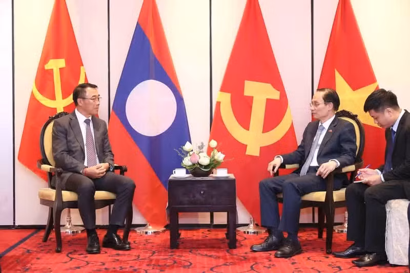 Le Hoai Trung, membre du Bureau politique, secrétaire du Comité du Parti du ministère des Affaires étrangères et ministre des Affaires étrangères, reçoit Bounleua Phandanouvong, membre du Comité central du Parti populaire révolutionnaire lao (PPRL) et chef de la Commission centrale des relations extérieures du Parti. Photo : VNA.