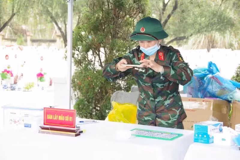 L'adjudante professionnelle Nguyên Thi Thanh Thuy procède à la numérisation des dossiers au cimetière des martyrs de Ham Rong. Photo : VNA.