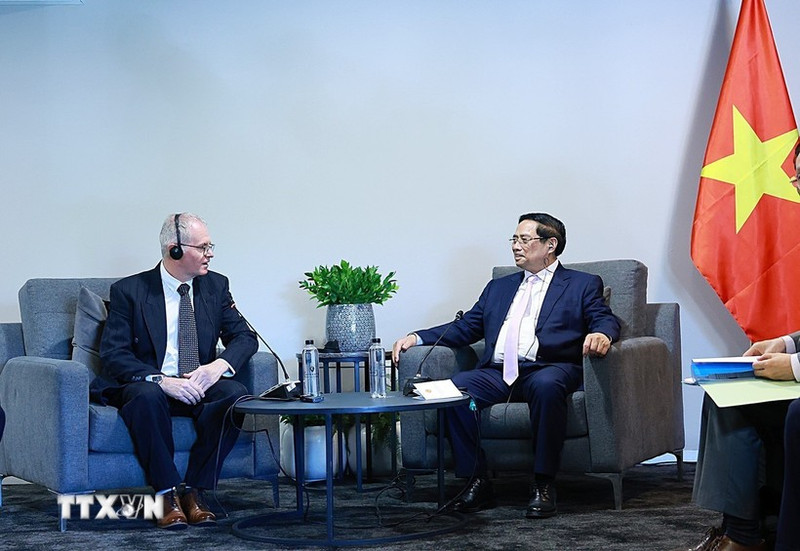 Le Premier ministre Pham Minh Chinh (à droite) et Neil Pollock, vice-président de la Chambre de Commerce et d’Industrie d’Afrique du Sud. Photo : VNA.