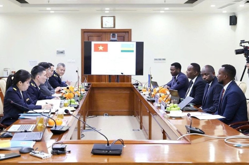 Vue de la séance de travail entre les délégations vietnamienne et rwandaise.