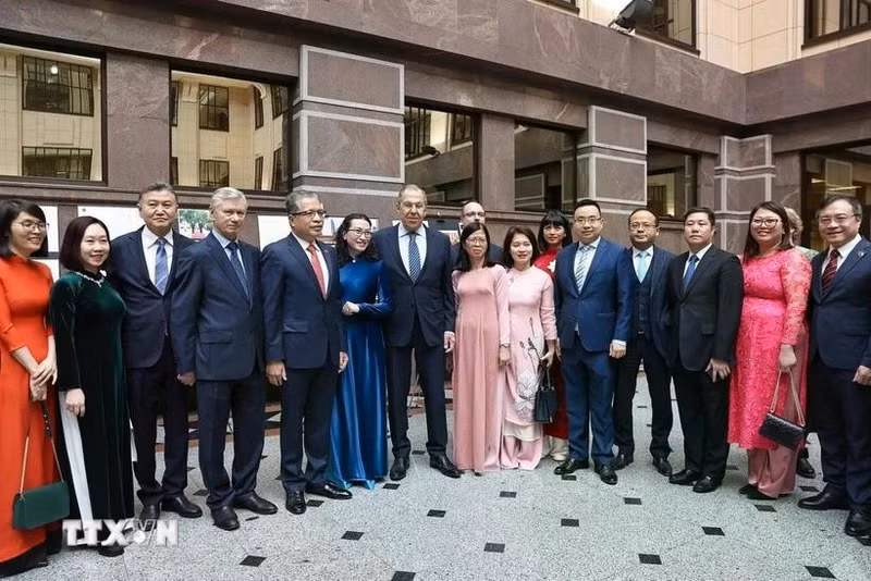 Des représentants de l'ambassade du Vietnam en Russie. Photo : VNA.