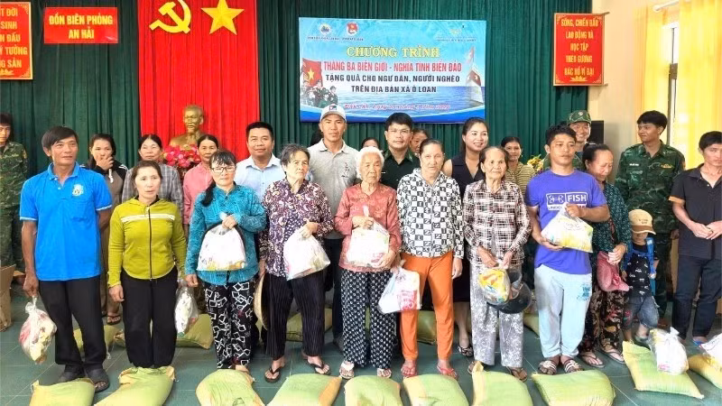 Des unités remettent des cadeaux à des pêcheurs en difficulté dans le cadre du programme « Mars aux frontières – solidarité avec les îles et la mer » 2026.