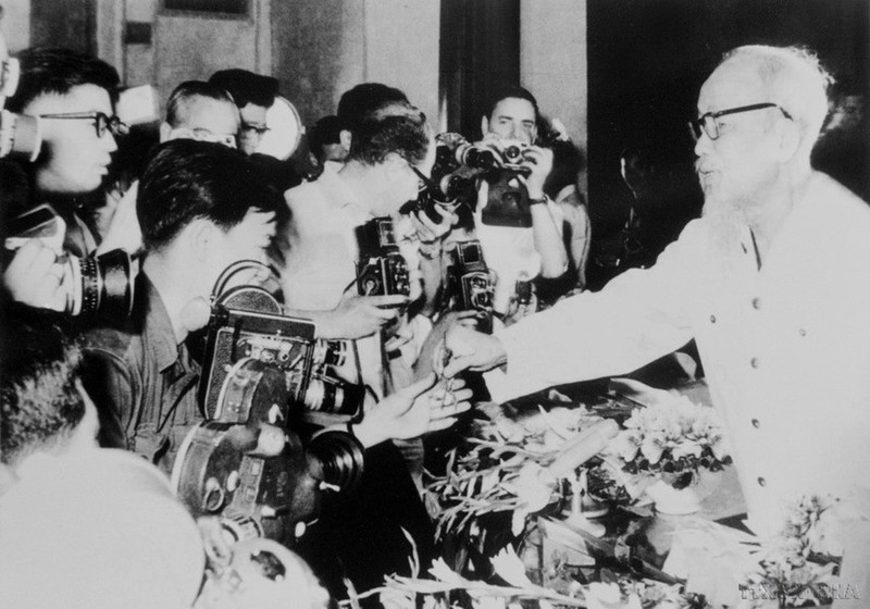 Le président Ho Chi Minh rencontre des journalistes vietnamiens et étrangers dans la capitale Hanoï (mai 1968). Photo : VNA.