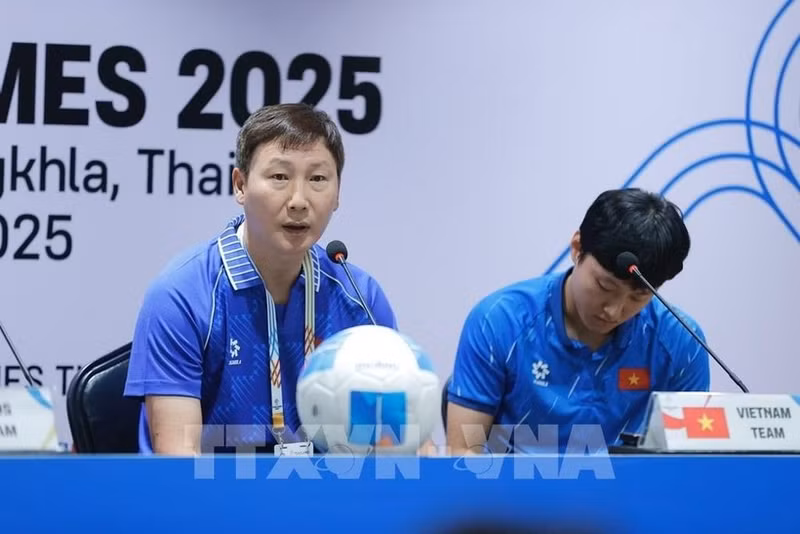 L’entraîneur de l’équipe nationale vietnamienne Kim Sang-sik lors de la conférence de presse avant la finale de football masculin des 33es Jeux d’Asie du Sud-Est (SEA Games 33). Photo: VNA.