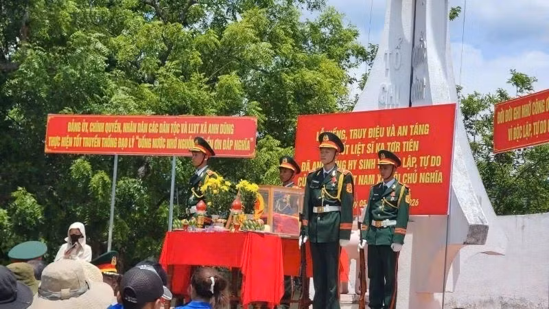 Vue de la cérémonie d’hommage au soldat tombé pour la Patrie Ka Tor Tien.
