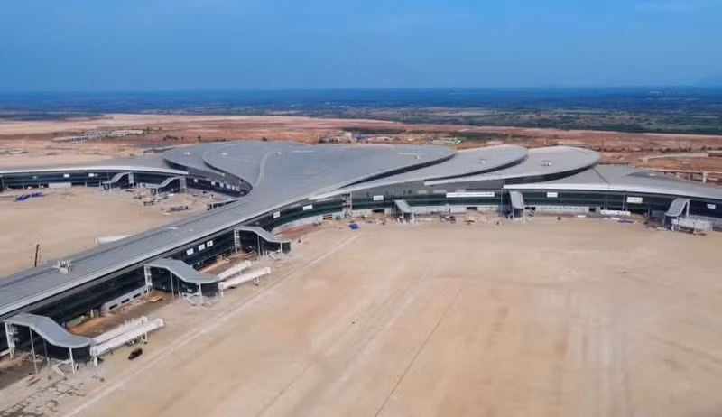 Les travaux de l'aire de stationnement des aéronefs et de la structure principale du terminal passagers de l'aéroport international de Long Thanh sont quasiment achevés. Photo : VNA.