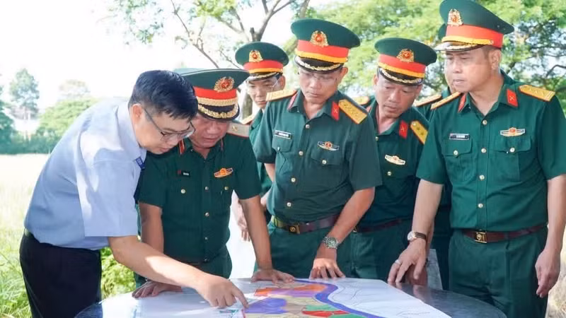 La délégation d'inspection de la Région militaire n°7 sur le terrain. (Photo : KIM TRUONG)