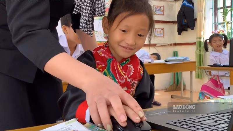 Les enfants sont très enthousiastes à propos du cours d’informatique. Photo : LDO.