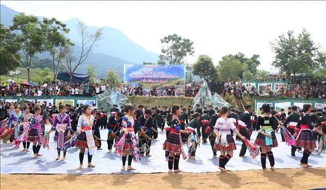Performance de flûte Hmong. Photo : VNA.