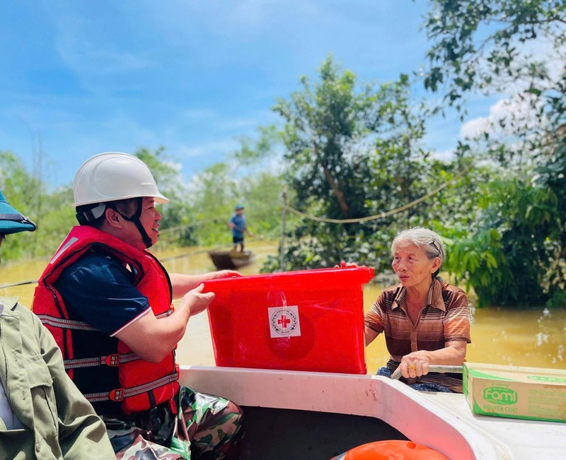 La Croix-Rouge du Vietnam lance la deuxième phase d’aide d’urgence pour les sinistrés du typhon n°10. Photo: VNA