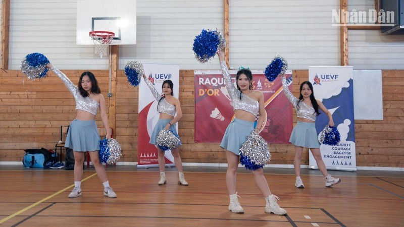L’énergie et l’enthousiasme de la jeunesse vietnamienne en France s’expriment à travers la performance du groupe de danse étudiante Thanh Xuan.