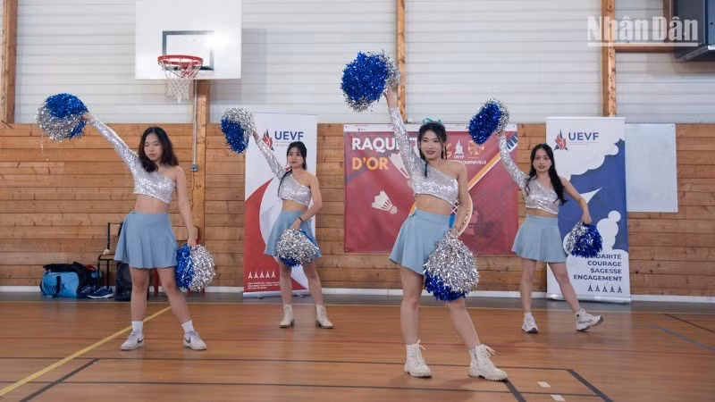 L’énergie et l’enthousiasme de la jeunesse vietnamienne en France s’expriment à travers la performance du groupe de danse étudiante Thanh Xuan.