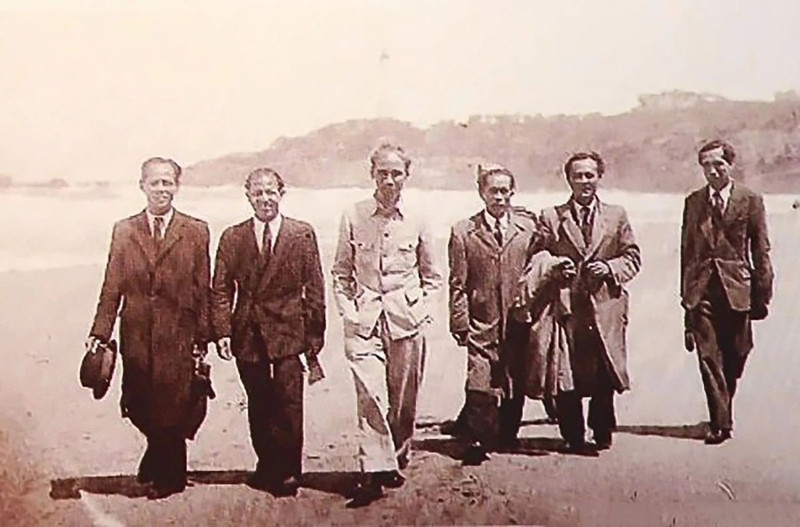 L’ingénieur Vo Quy Huan (à l’extrême droite) aux côtés de la délégation du Président Hô Chi Minh en France en 1946 (Photo d’archives).