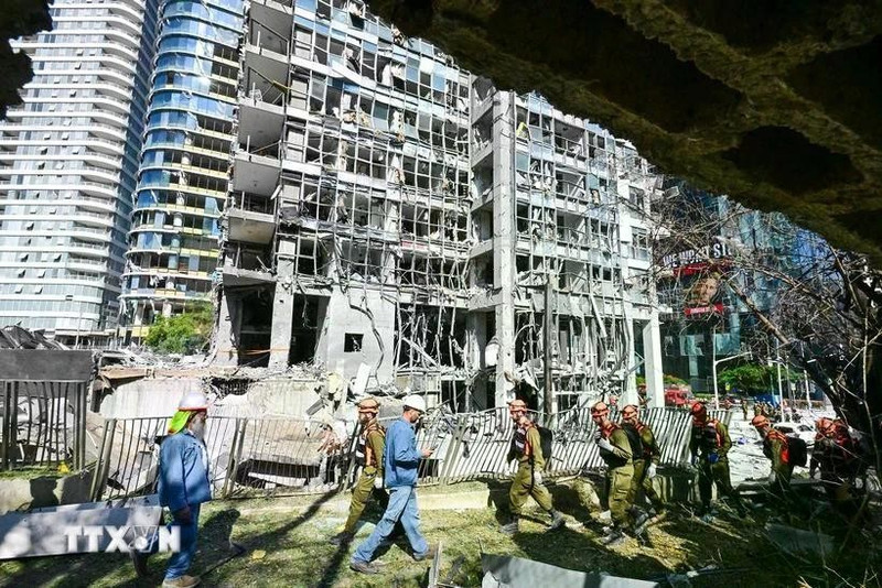 Un bâtiment endommagé après une attaque à Ramat Gan, en Israël. Photo : XINHUA/VNA.